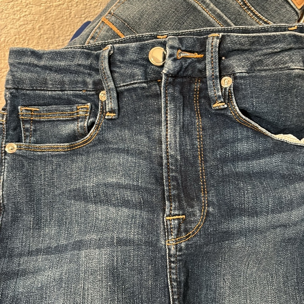 EUC Good American 00/24 denim skirt w back slit. Runs small